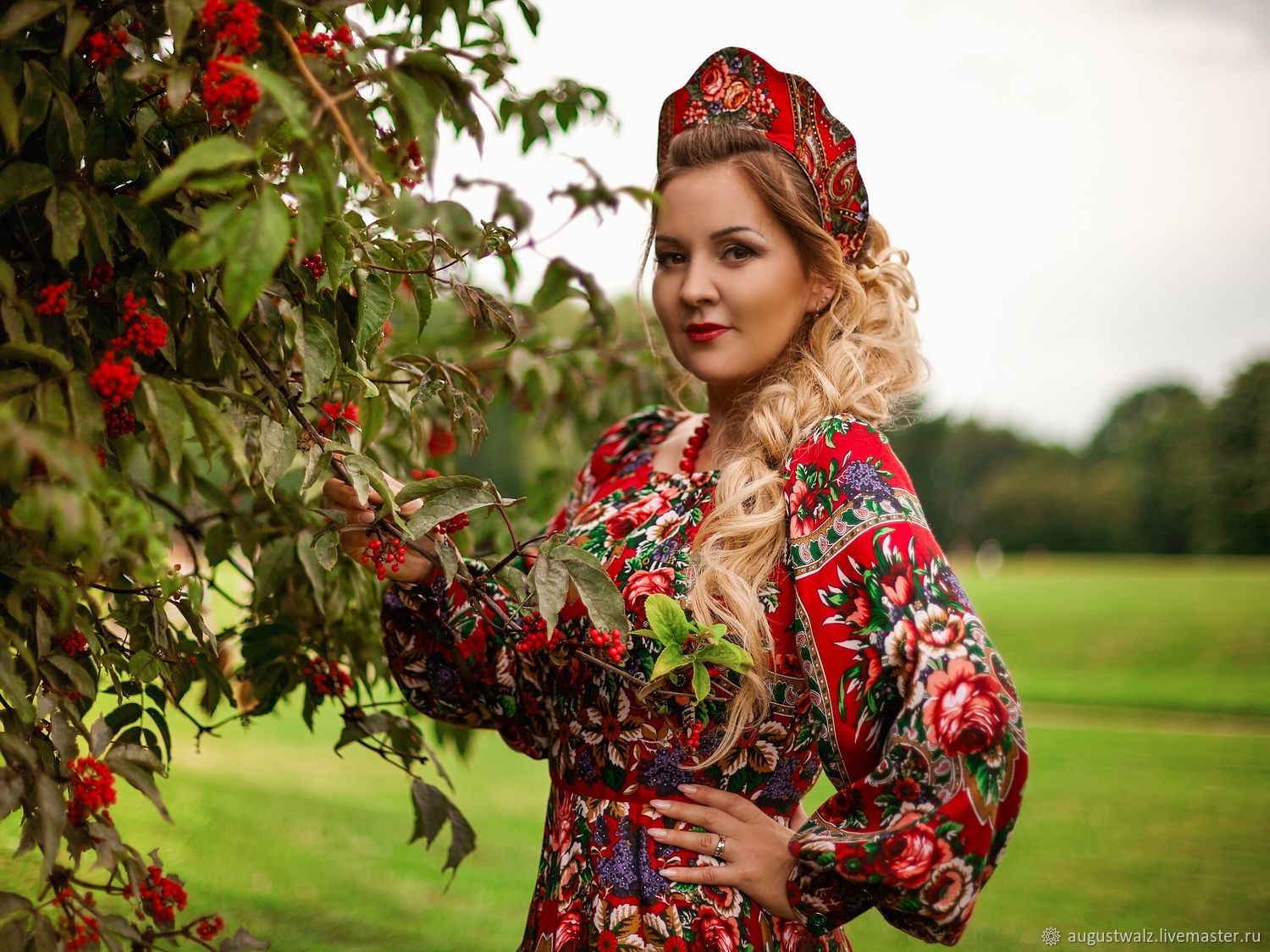 Women in Slavic costumes in Islamabad