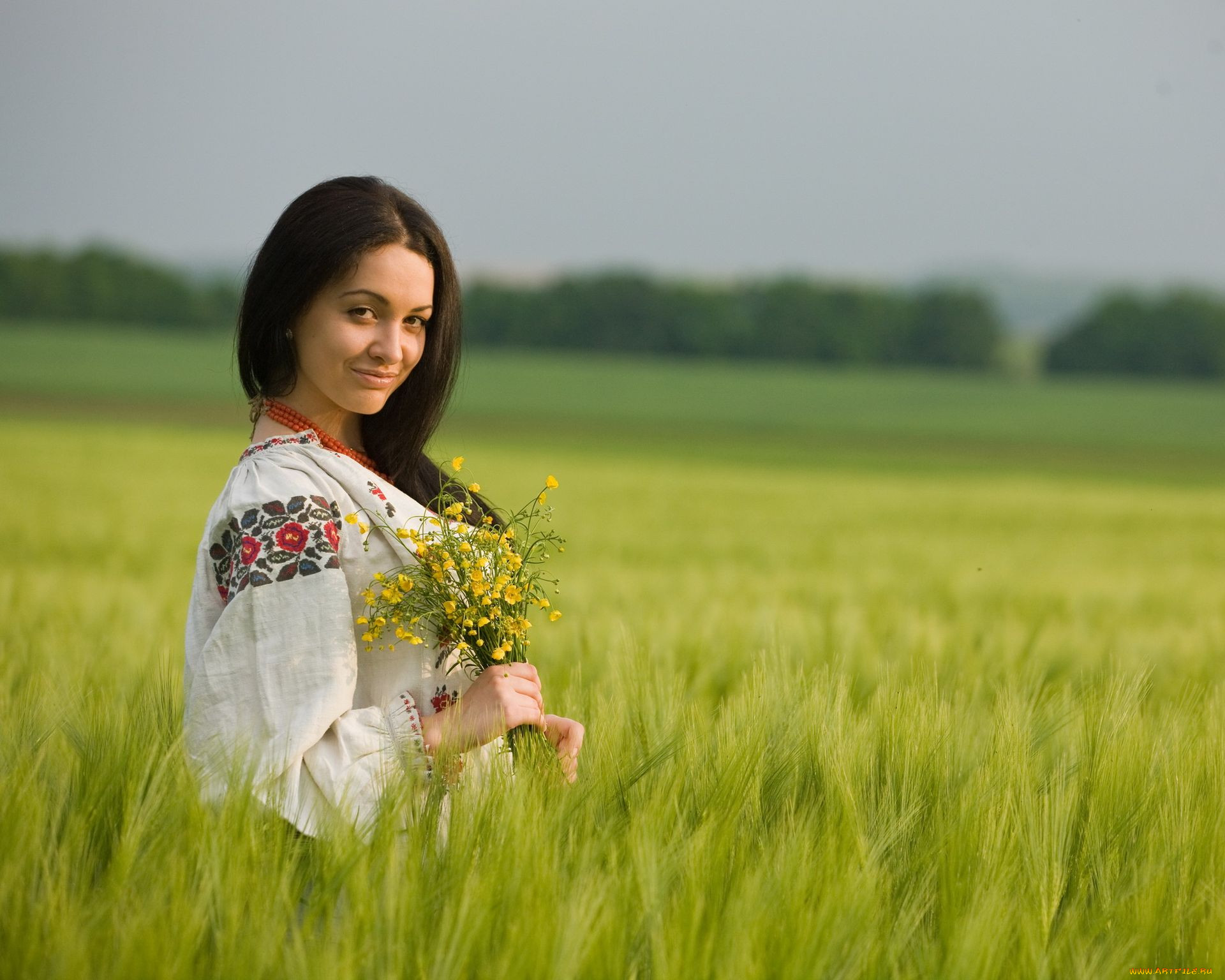 Women in Slavic costumes in Islamabad