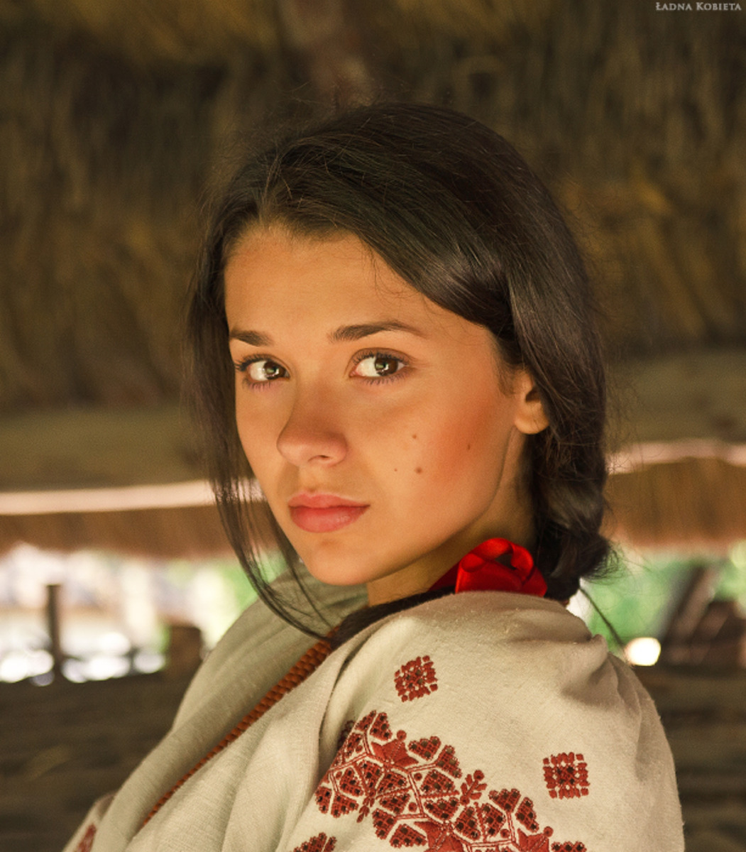 Girls in Slavic costumes in Islamabad