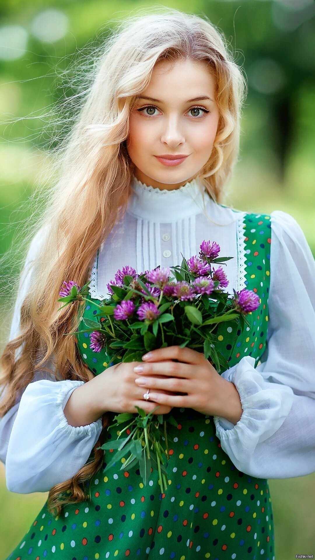 Girls in Slavic costumes in Islamabad